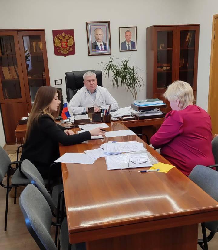 10 февраля главный врач Областного клинического кардиологического диспансера, сердечно-сосудистый хирург, к.м н. Владимир Александрович Дудаков провел личный прием граждан.