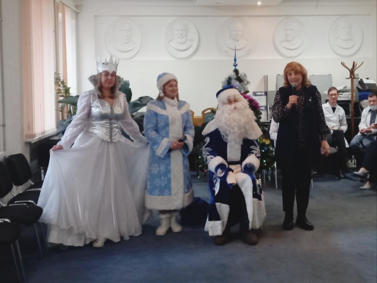 Дед Мороз и Снегурочка поздравили юных пациентов ОККД