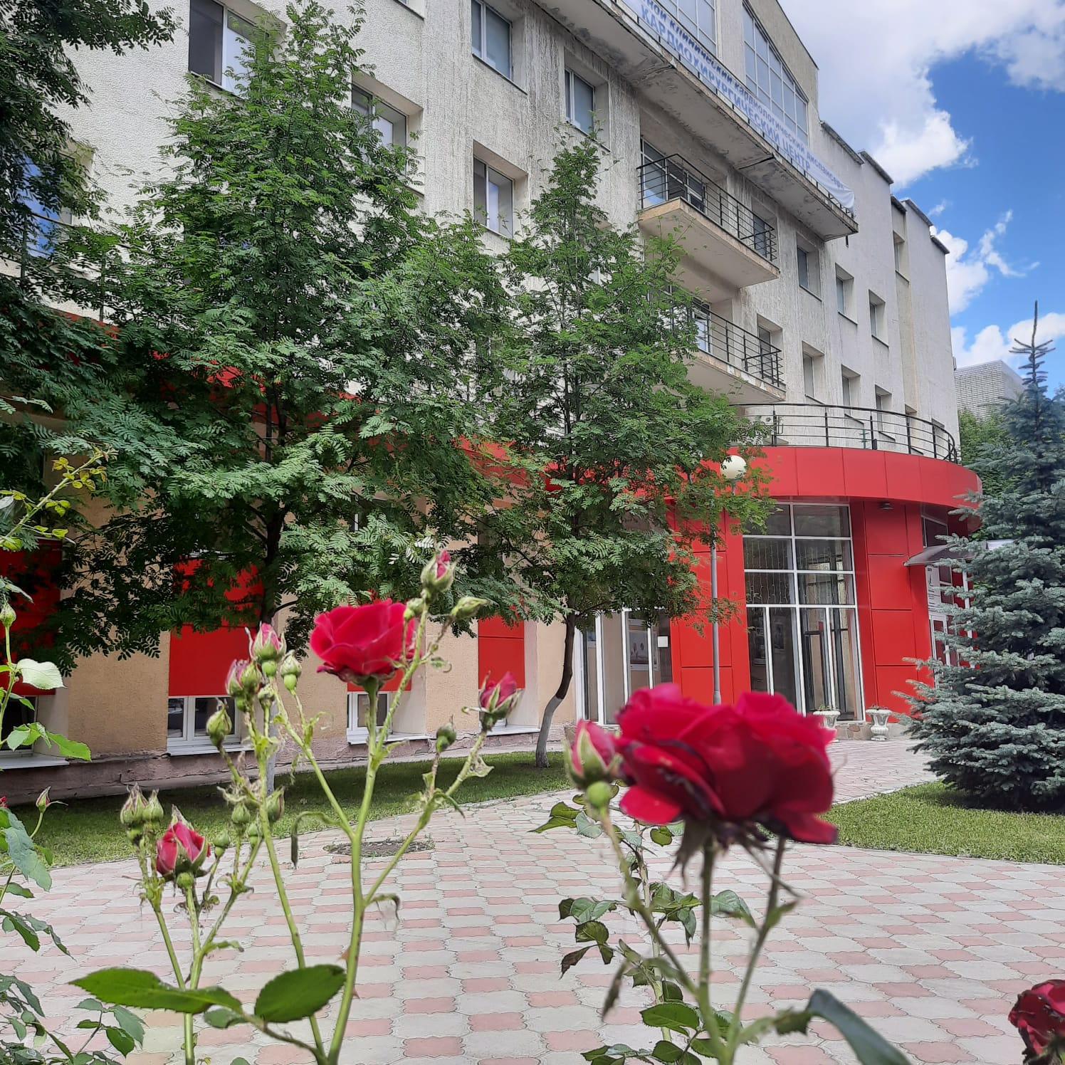 В Областном клиническом кардиологическом диспансере состоялось торжественное мероприятие, посвященное предстоящему Дню медицинского работника. С поздравлением к коллегам обратились главный врач ОККД Владимир Дудаков и гость праздника, депутат Саратовск...