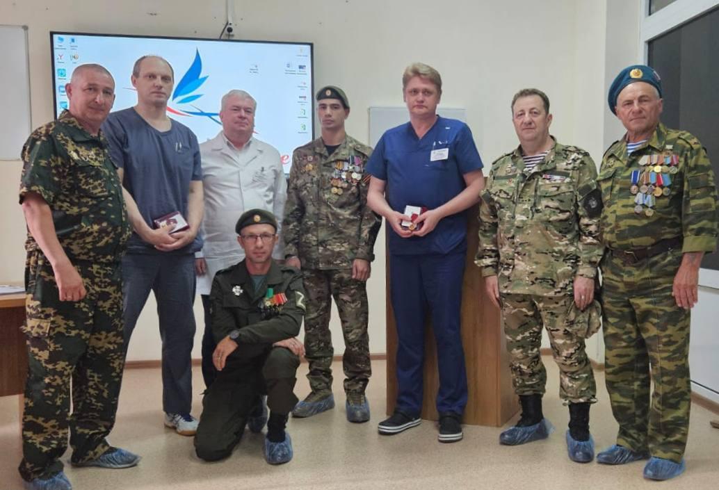 Накануне Дня медицинского работника сердечно-сосудистые хирурги ГУЗ «ОККД» (КХО№1) Анатолий Александрович Горохов и Анатолий Павлович Мыльников получили медали «За труд во имя жизни». Награды им вручили представители Всероссийского общественного движен...