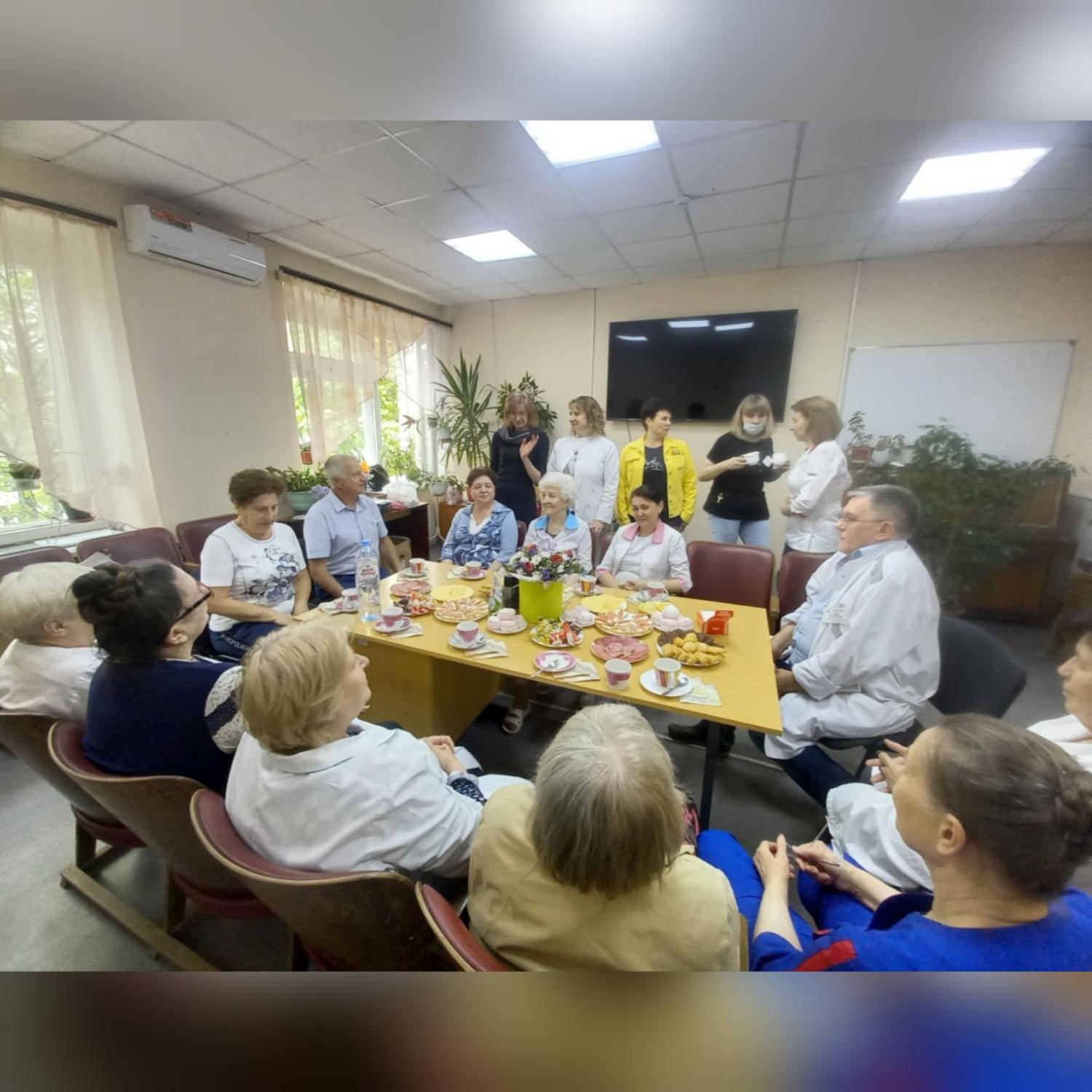 Ветеранов труда ОККД поздравили с наступающим Первомаем