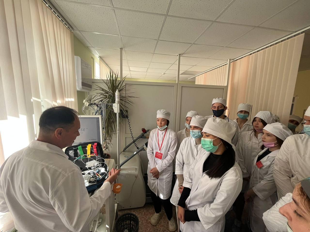 5 сентября клинику кардиологии ГУЗ «ОККД» посетили студенты Саратовского областного базового медицинского колледжа. Профориентационную экскурсию провели для них заведующая консультативным отделением Марина Дмитриевна Кузьмичева и врач функциональной ди...